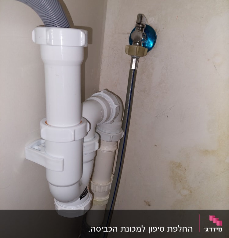 צינורות פלסטיק לבנים עם ברז מתכת